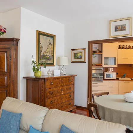 Flower - Royal Welcome Apartment *